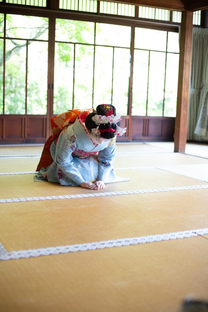 Maiko bowing on tatami mats during a Kyoto cultural experience